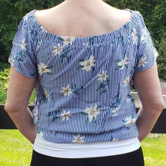 Staccato Blouse Blue & Ivory flowers with ties for synching  Soft/Rayon NWOT - Picture 11 of 16